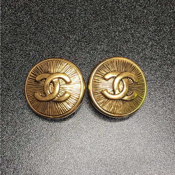 ❣️SOLD❣️CHANEL VINTAGE EARRINGS - Picture 2 of 4